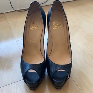 Black peep toe platform pumps